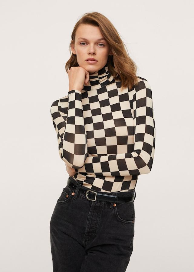 En tejido ligero y con cuello alto, esta camiseta de manga larga y diseño recto tiene un precio de 25,99 euros y está disponible en las tallas S, M y L. 