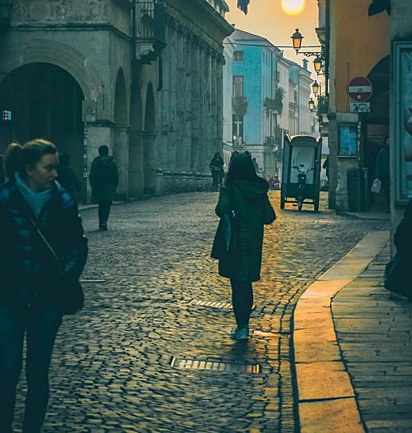 Despeja la cabeza y manetiene a raya el peso: cinco beneficios de salir a caminar a primera hora de la mañana