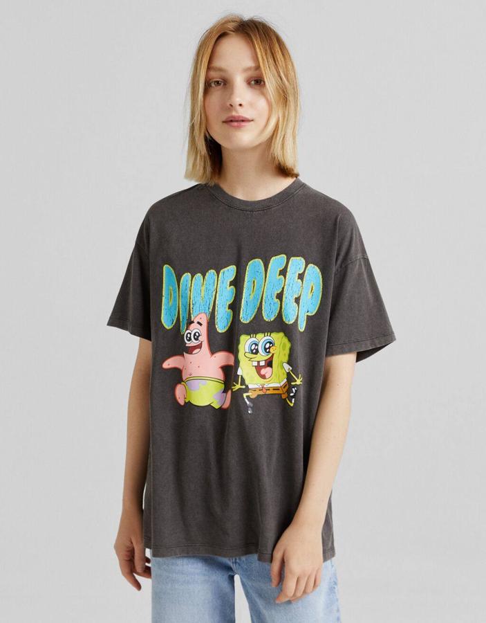Bershka nos trae un modelo de color negro con un estampado de ‘Bob Esponja’. Tiene el cuello redondo y es de manga corta. En cuanto a su precio, es de 12,99 €.