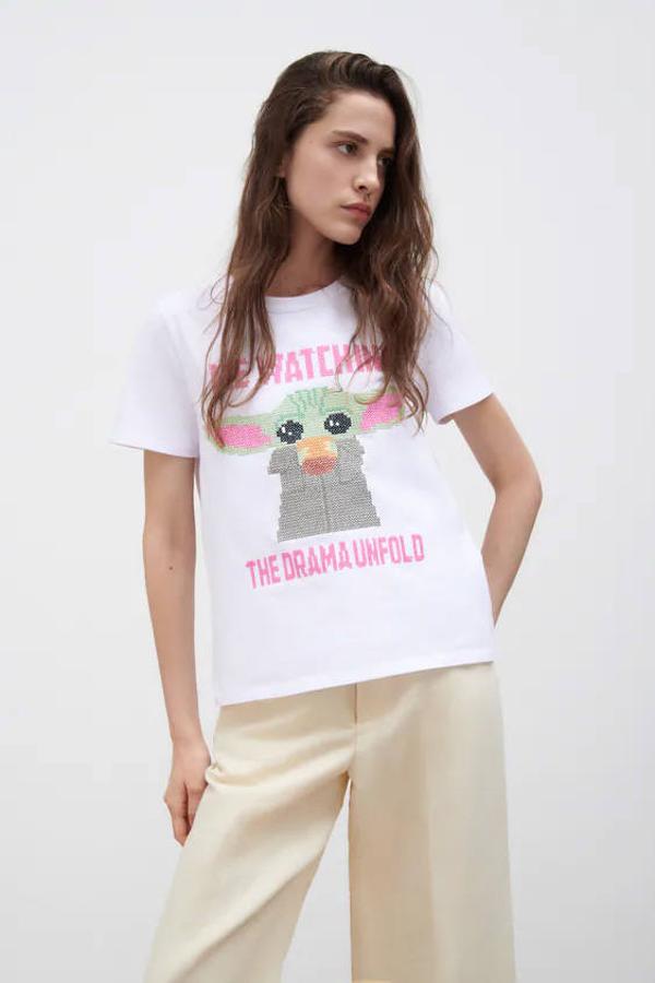 No podíamos dejar fuera de la selección una de las sagas más exitosas de todos los tiempos: ‘Star Wars’. Este diseño de Zara tiene un precio de 15,95 €.