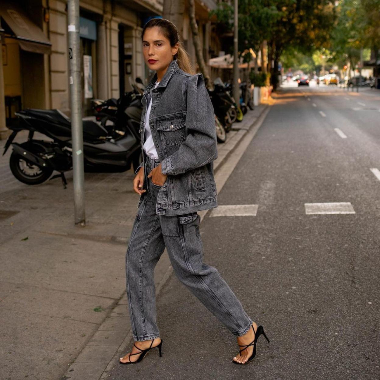 Pincha en la foto para ver 10 looks con camisa blanca y pantalón vaquero que demuestran que es el combo perfecto para el entretiempo. 