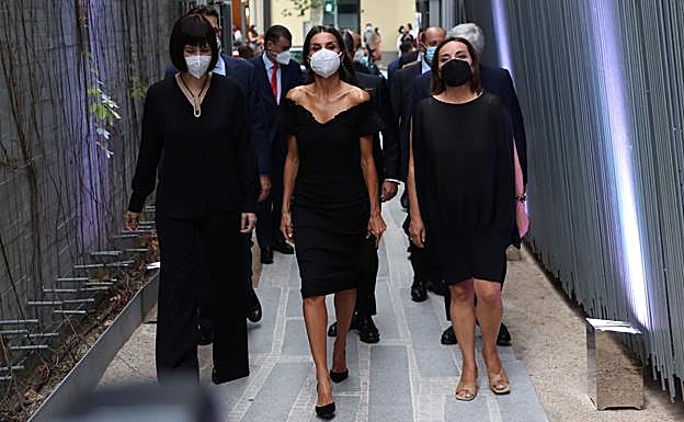 La reina Letizia a su llegada a la gala de entrega de los premios sobre ecología y sostenibilidad en la que, sorprendentemente, todas visten de negro.