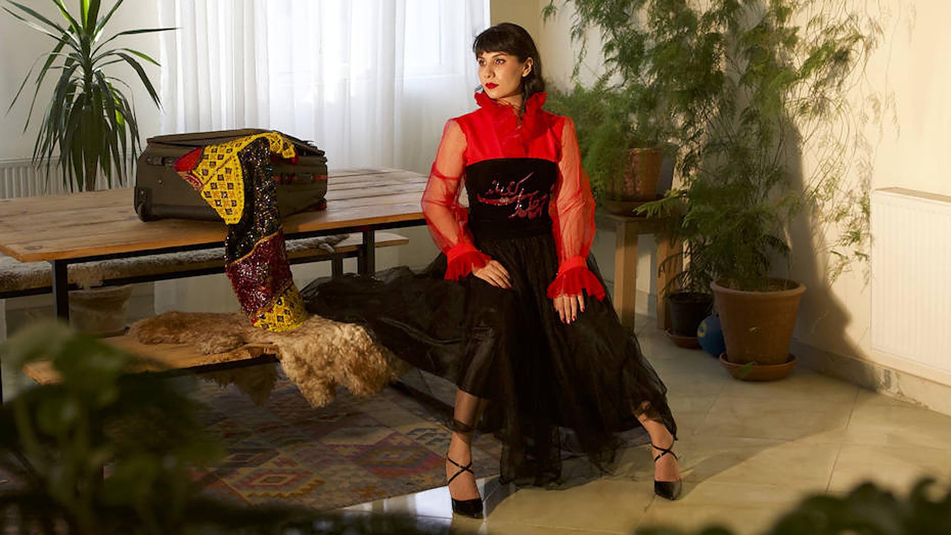 Rada Akbar, la artista afgana que ha tenido que huir para seguir viviendo