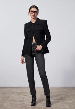 Imagen secundaria 2 - En diferentes colores, del azul indigo al negro, pasando por el tie-dye, los mom jeans de Zara cuestan entre 25.995 y 29.95 euros.