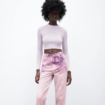 Imagen secundaria 1 - En diferentes colores, del azul indigo al negro, pasando por el tie-dye, los mom jeans de Zara cuestan entre 25.995 y 29.95 euros.