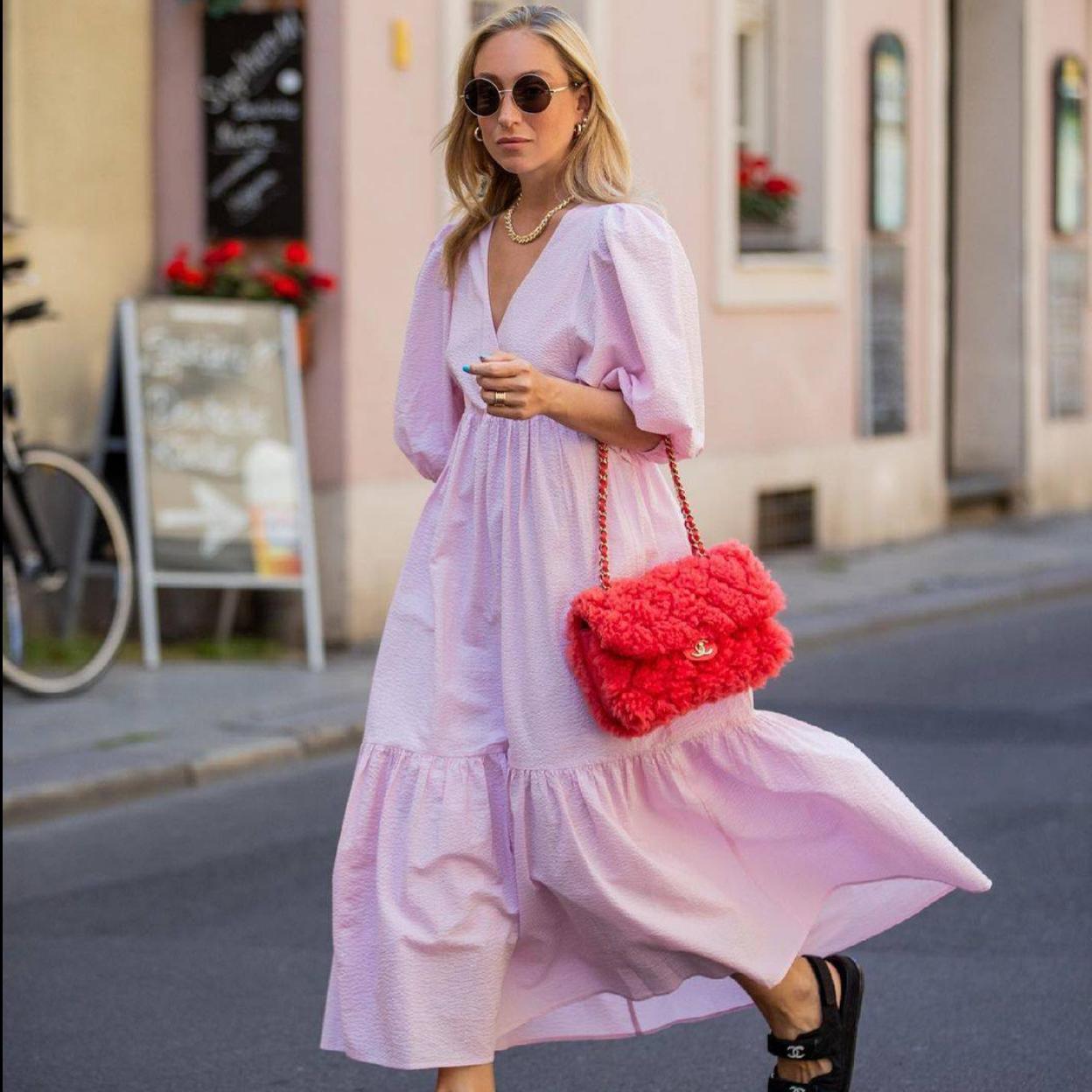 Pincha en la imagen para ver Lencero, camisero o de punto: los vestidos midi negros son la tendencia más fuerte de las nuevas colecciones