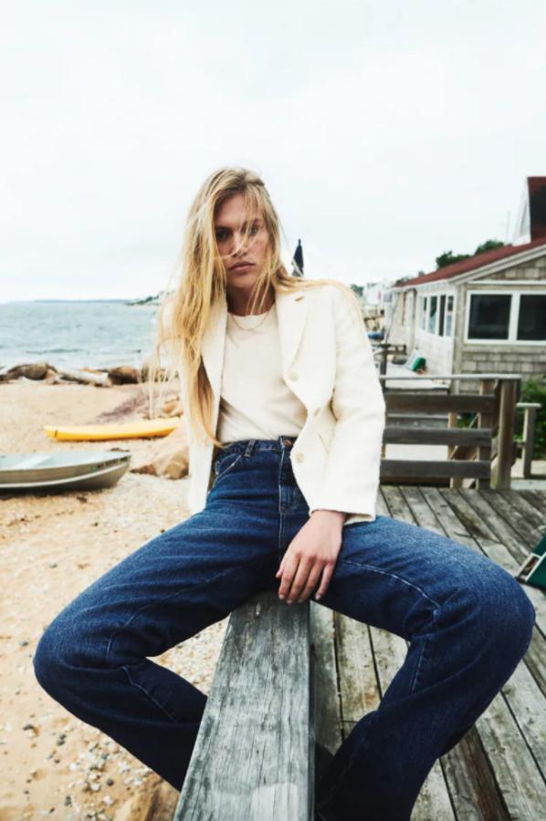 Diseño cropped para esta blazer de Zara en color crudo que viene con cuello con solapa con muesca y bolsillos delanteros con solapa. Con cierre frontal de botones joya, cuesta 49,95 euros y está disponible entre las tallas XS y XL. 