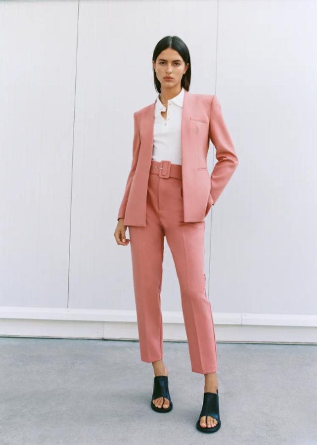 Disponible en cinco colores diferentes, del rosa al azul celeste, pasando por el rojo y el crudo, esta blazer de Zara con escote sin solapa, hombros marcados y mangas largas. Con bolsillos delanteros de vivo y cierre frontal con gancho metálico, cuesta 39,95 euros y podemos encontrarla entre las tallas XS y XL.