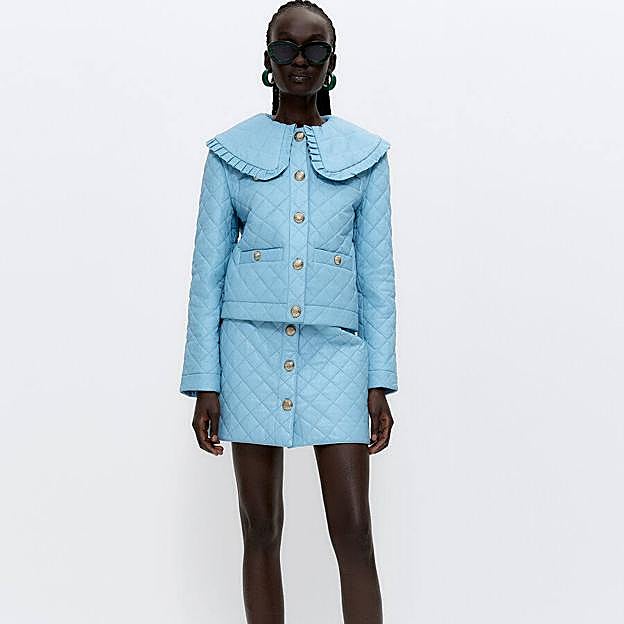 Conjunto acolchado de piel azul claro de Uterqüe. Chaqueta 279 euros. Falda 179 euros