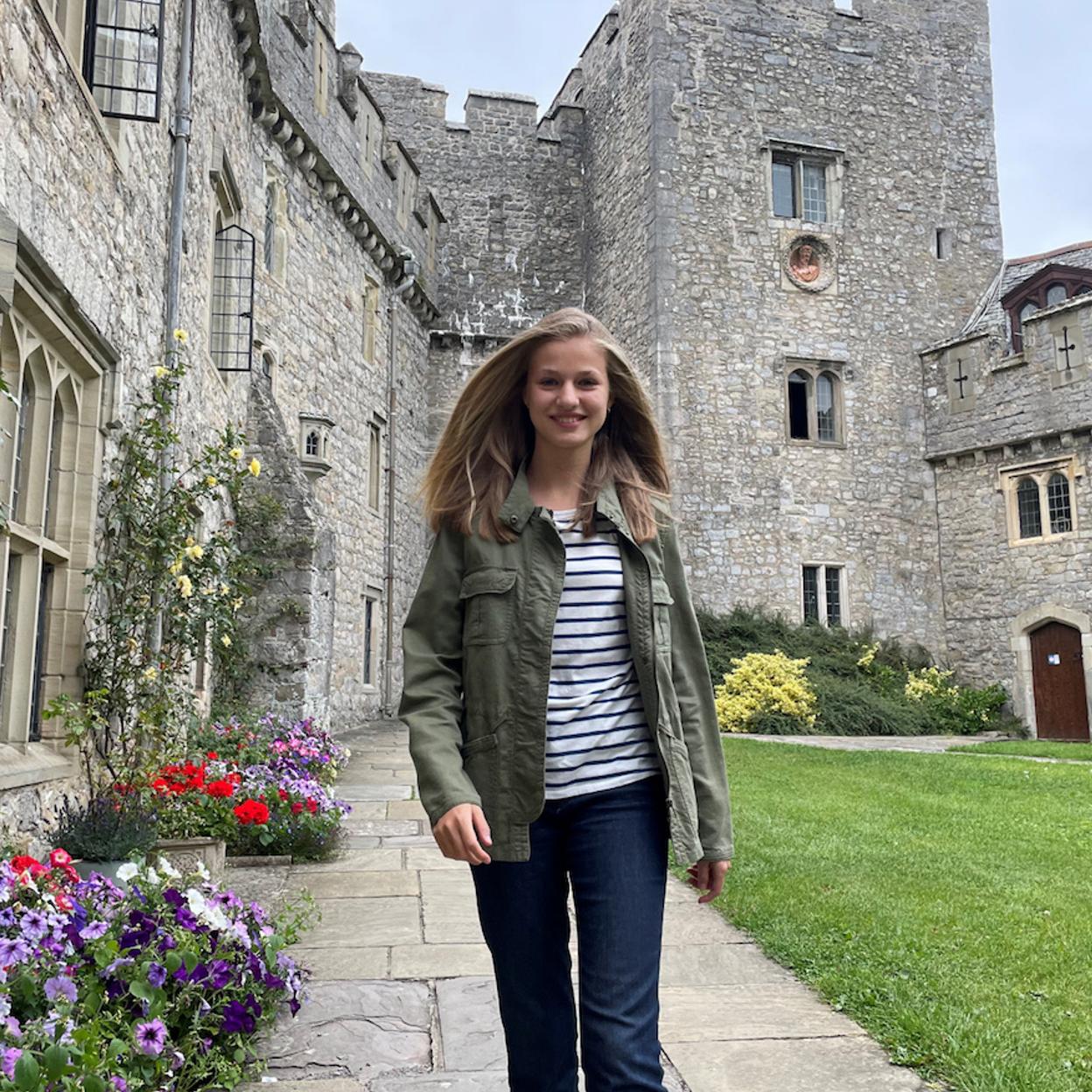 Pincha en la foto para ver los mejores looks de la princesa Leonor y la infanta Sofía, desde la infancia a la adolescencia, en fotos. 