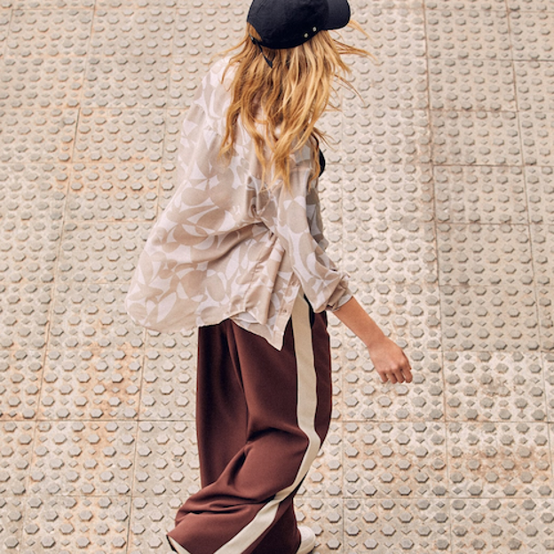 Pincha en la foto para sumarte a la tendencia de los jogger con estos 11 pantalones que son comodísimos. 