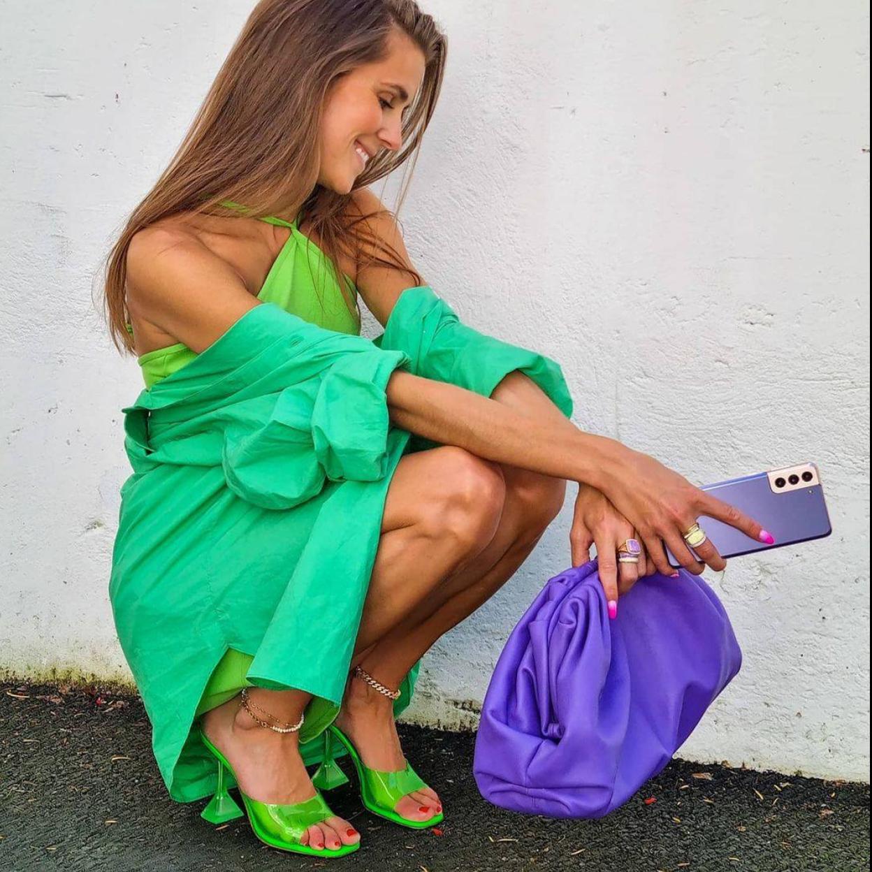 Pincha en la imagen para ver Todos los colores de la temporada están en Zara y estás son las prendas en tendencia más bonitas y favorecedoras que deben estar en tu armario