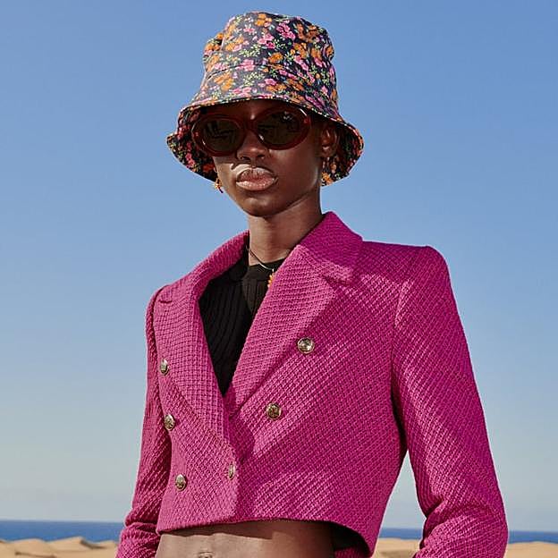 Imagen principal - Chaqueta con estructura de la nueva colección de otoño de Zara. La de color rosa o la amarilla tienen un precio de 39,99 euros mientras que la azul con cinturón podrá ser tuya por 59,99 euros. 