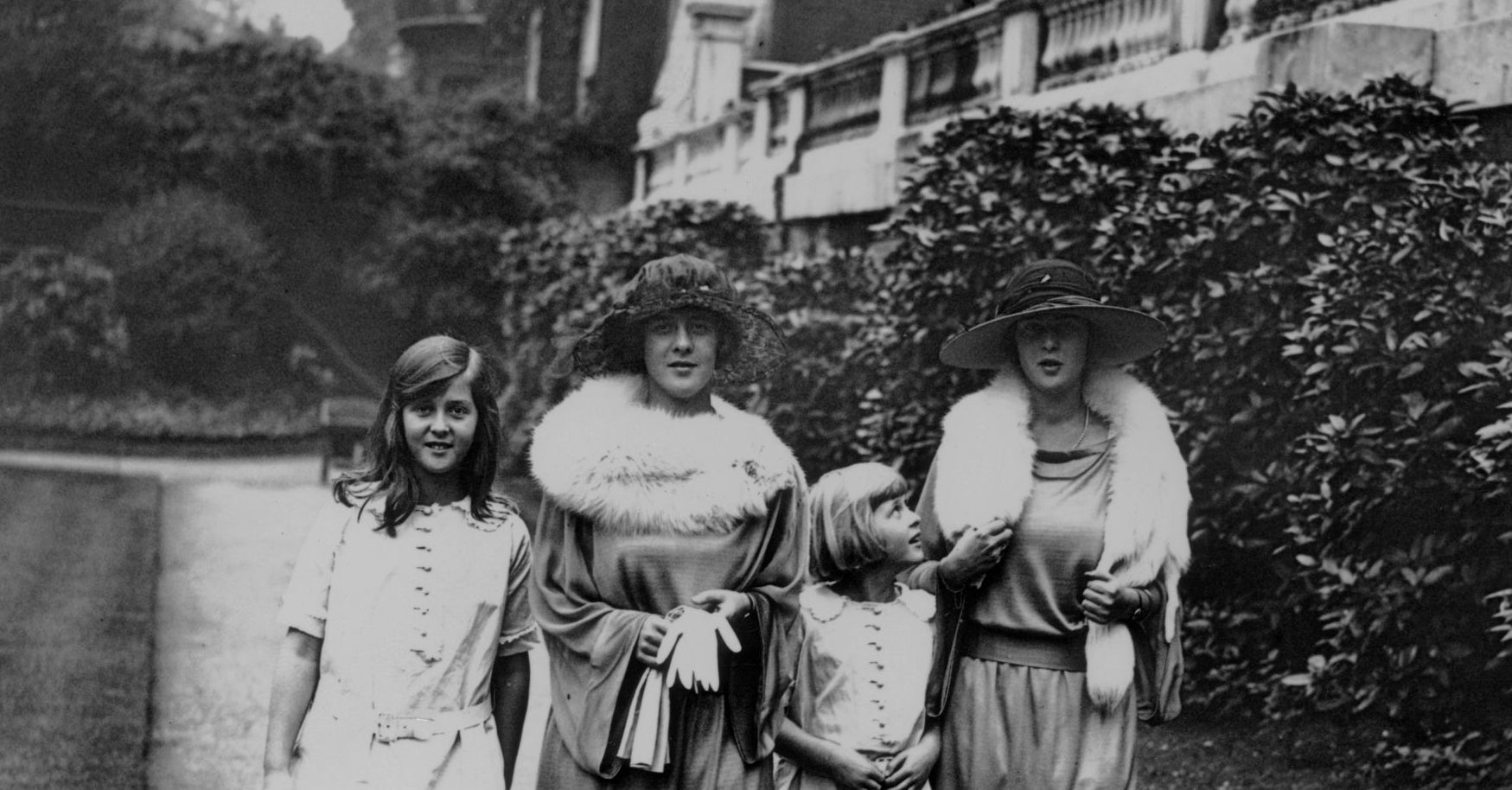 Las cuatro hermanas mayores del Duque, Margarita, Theodora, Cecilia y Beatrix, se casaron con aristócratas alemanes de comprometidos con el nazismo.