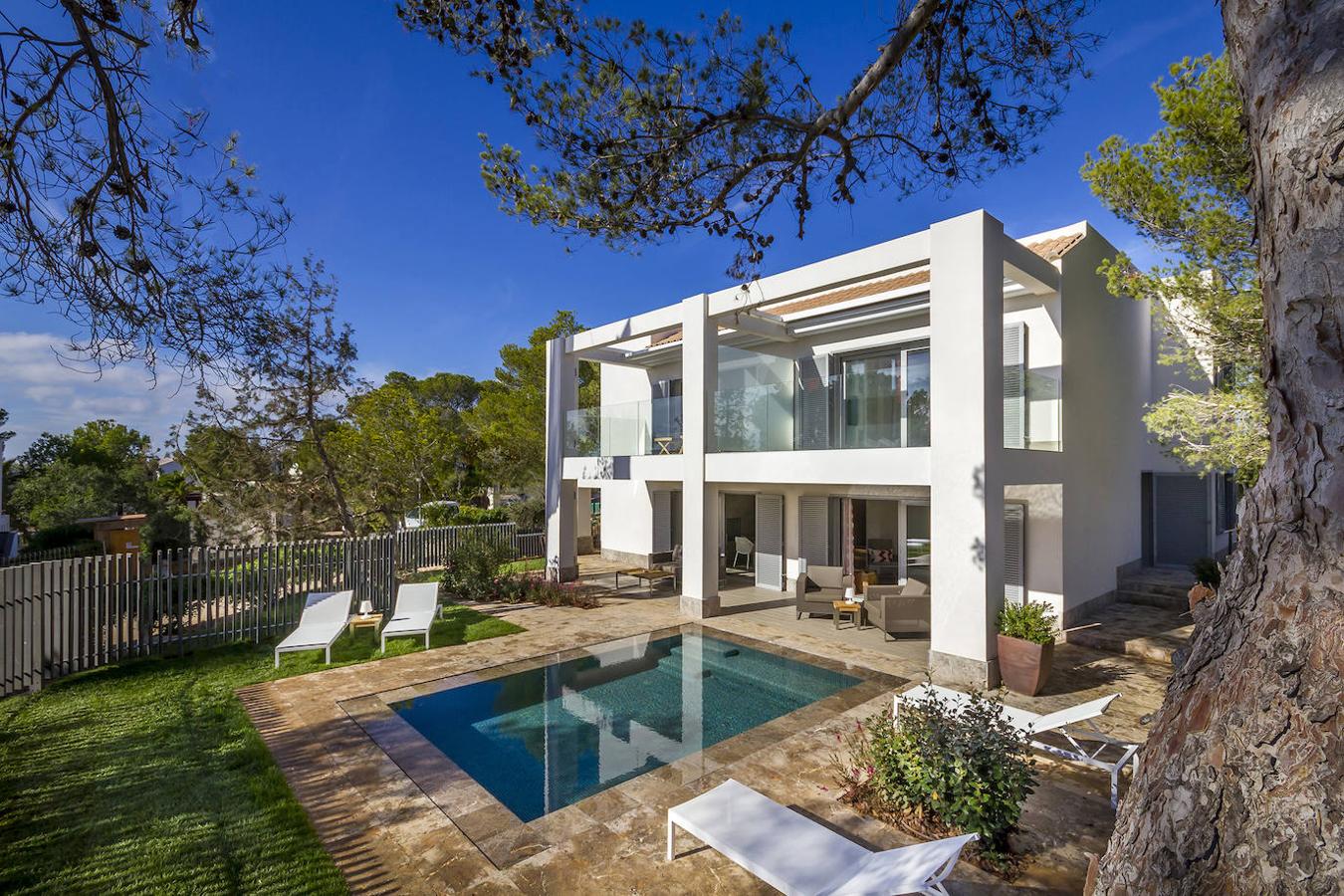 Sobre los acantilados de Cala Codolar, este cinco estrellas estrenado esta temporada ofrece 185 suites y villas (algunas de ellas con piscina privada) de inspiración mediterránea, una poética infinity pool y el mejor atardecer de la isla, con el islote Es Vedrà en el horizonte. (7pines.com)