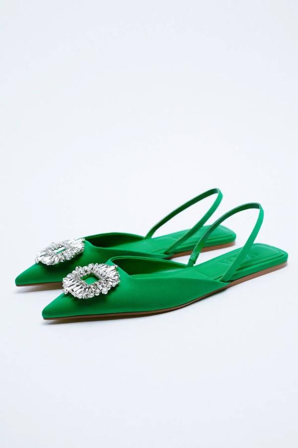 Mule plana acabada en punta con detalles brillantes, en verde. 49,95 euros.