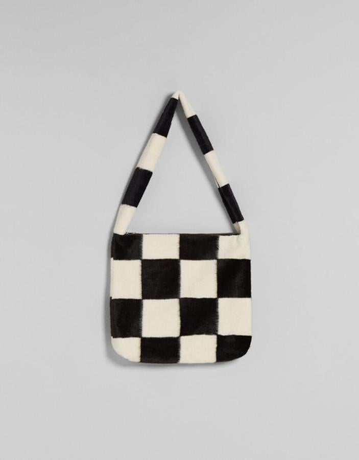 Bolso de pelo de Bershka (19,99 euros).