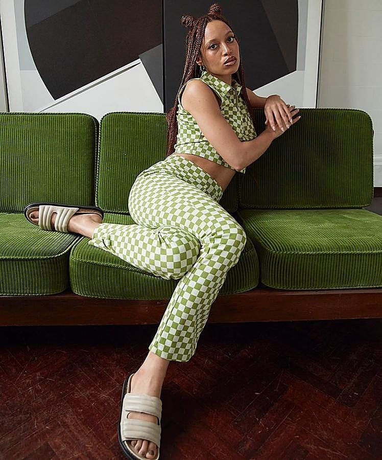 Conjunto de Primark con pantalones (16 euros) y top (8 euros).