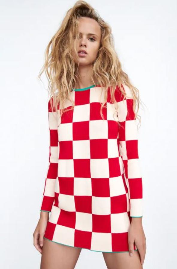 Vestido de punto de Zara (22,95 euros).