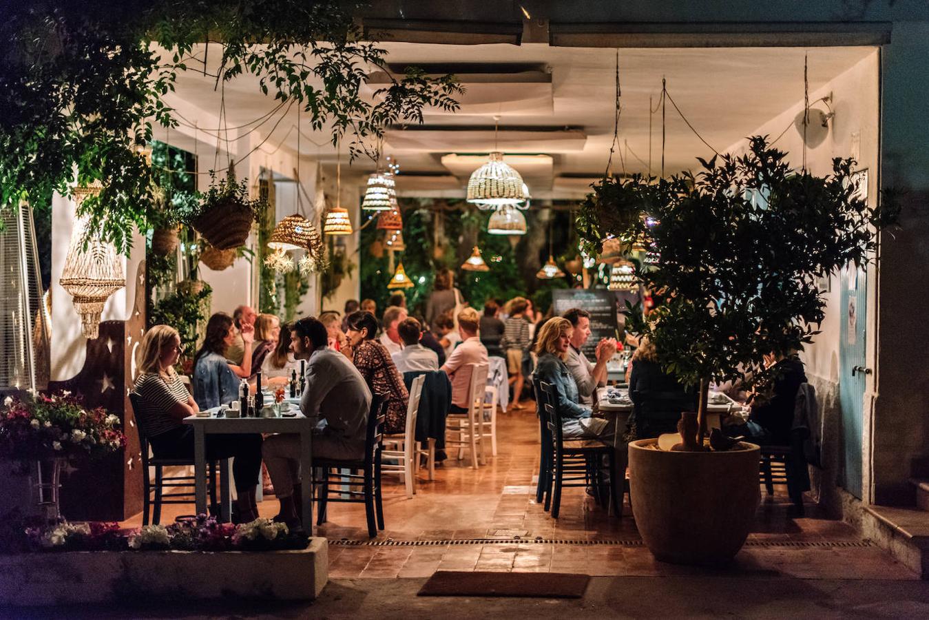 Escondido en el pequeño pueblo de San Lorenzo, entre limoneros, naranjos y jazmines, la fama de este restaurante familiar italiano que tiene su propio huerto y en el que todo el mundo es bienvenido empezó por el boca-oreja y ha acabado por convertirse en viral. (palomaibiza.com).