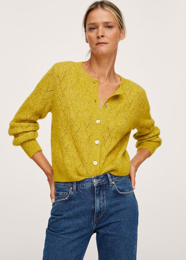 Las chaquetas de punto completamente caladas han llegado para quedarse. Una prenda rescatada del estilo francés que se ha popularizado en los últimos años. Cárdigan en color lima de Mango (29,99 euros)