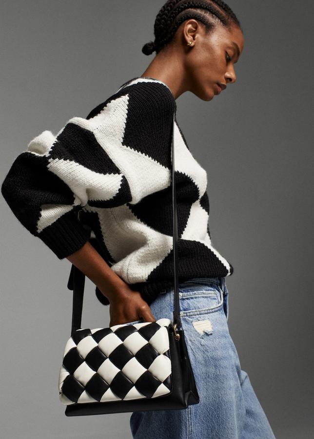 Los bolsos trenzados se han popularizado gracias a la mítica casa italiana Bottega Venetta. La propuesta de Mango llega en el binomio más famoso de todos los tiempos. Bolso bandolera de Mango (39,99 euros)