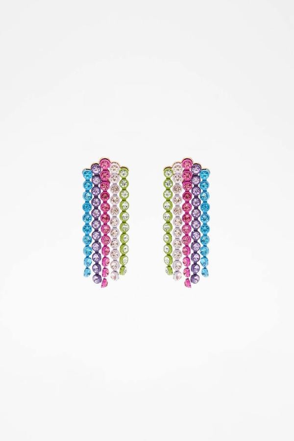 Pendientes en cascada con aplicación de brillos multicolor. 12,95 euros.
