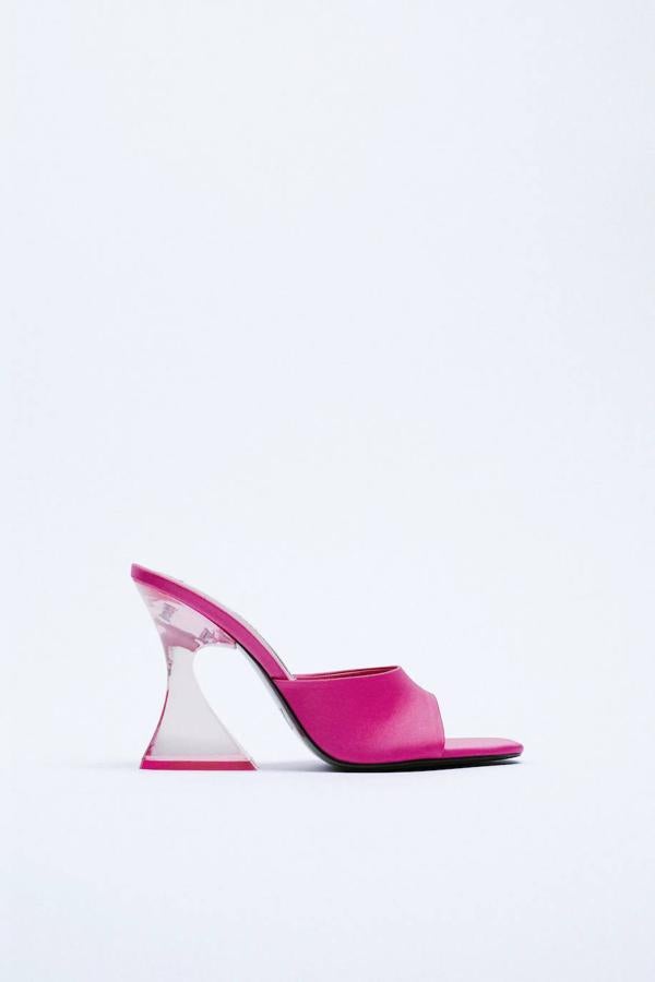 Sandalias de tacón de metacrilato destalonadas efecto raso, en fucsia. 39,95 euros.