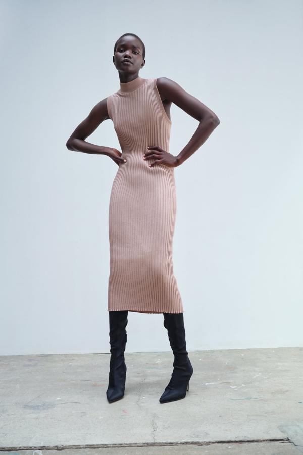 Es tiempo de vestidos de punto. Diseños elegantes, muy favorecedores y realmente versátiles, como este de Zara. Vestido midi de canalé en color beige de la nueva colección de otoño de Zara (19,99 euros) 