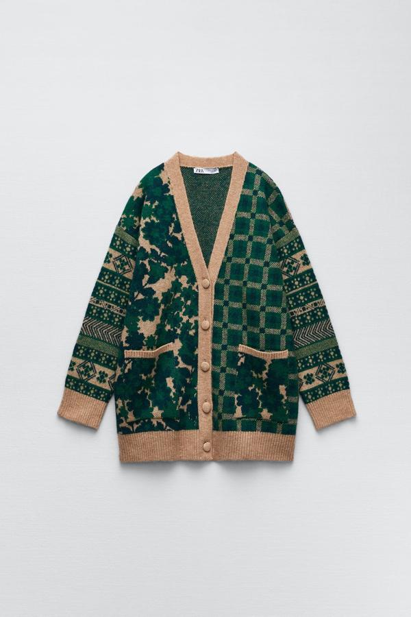 Con la bajada de las temperaturas ya podemos empezar a pensar en prendas más cálidad. Este cárdigan estampado es perfecto para llevar con vaqueros. Chaqueta verde y beige de Zara (29,99 euros) 