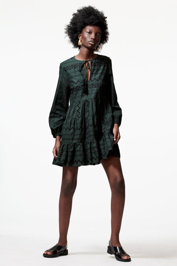 Los mini vestidos estampados de flores han dado paso a propuestas mucho más otoñales. Vestido corto en color verde oscuro dela nueva colección de otoño de Zara (39,99 euros)