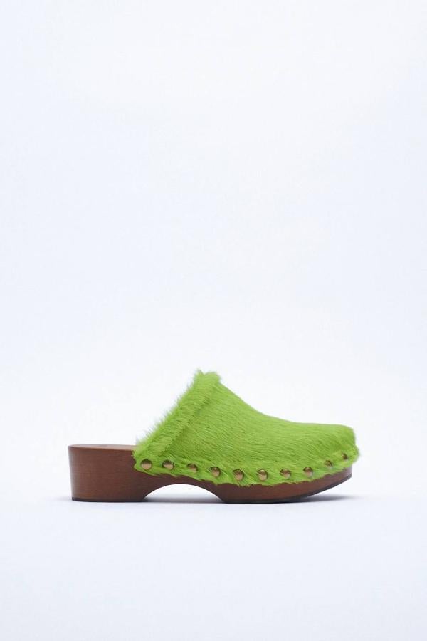Zueco de madera con piel y pelo, en verde. 99,95 euros.