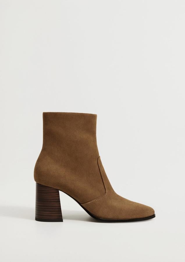 En color marrón medio, este botín 100% piel bovina cuenta con punta cuadrada, forro interior y tacón cuadrado de 8 centímetros. Es de Mango y tiene un precio de 49,99 euros.