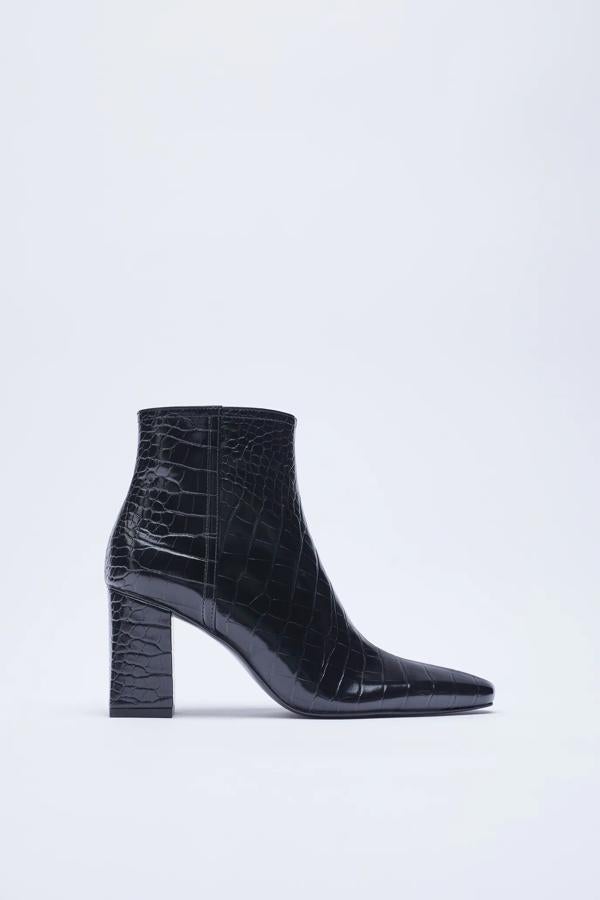 De color negro con estampado animal, este botín de tacón ancho con 7,5 centímetros de altura cuenta con cierre de cremallera en la cara interna. Acabado en punta, es de Zara y tiene un precio de 39,95 euros.
