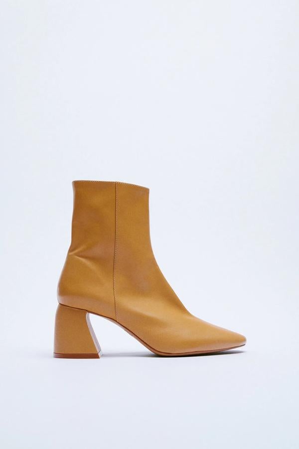 En piel de color marrón camel, este botón con tacón ancho de 7,3 centímetros cuenta con cierre mediante cremallera y tiene un precio de 49,95 euros. Es de Zara.