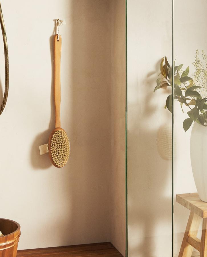 Cepillo exfoliante corporal de madera de haya y cerdas naturales (19,99 euros).