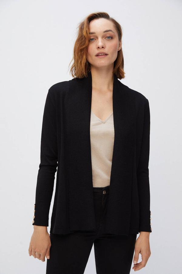 Las chaquetas son un imprescindible del otoño y esta nos encanta. Tiene un diseño abierto y un cuello tipo bufanda. Puedes comprarla por 39,99 €.