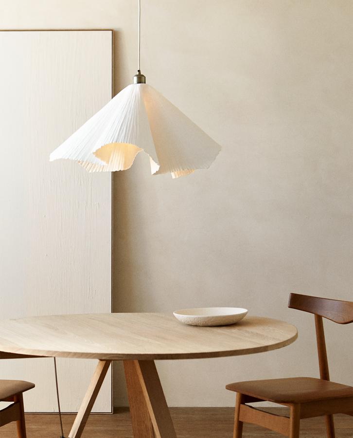 Con pantalla de papel con borde irregular y forma ondulada, esta lámpara de techo tiene un precio de 69,99 euros.