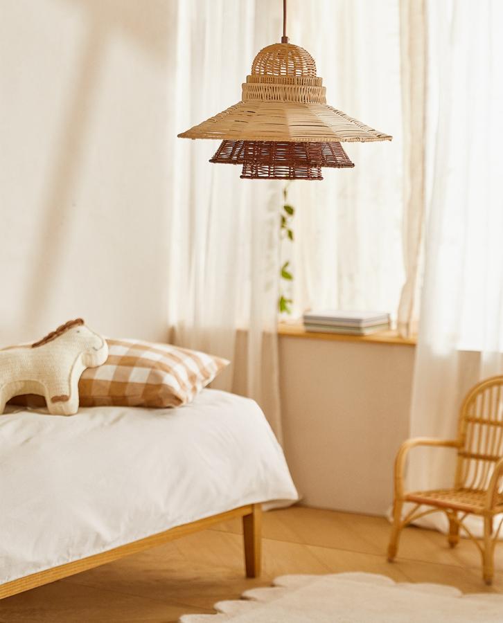 Esta lámpara de techo elaborado en ratán trenzado de dos colores tiene un precio de 59,99 euros.