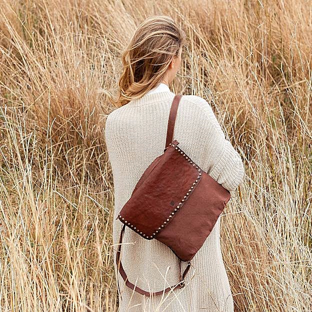 Las mochilas de piel que esta temporada vas a querer para ir a la oficina porque son tan prácticas como bonitas