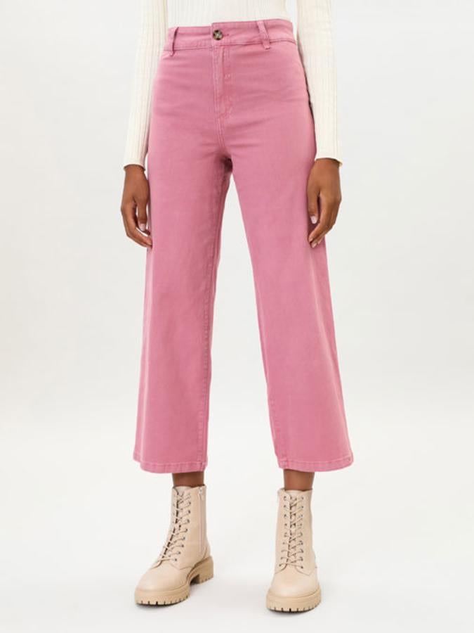 Este pantalón culotte de tiro alto y pierna ancha cuenta con dos bolsillos traseros y está disponible en varios colores. Tiene un precio de 15,99 euros.