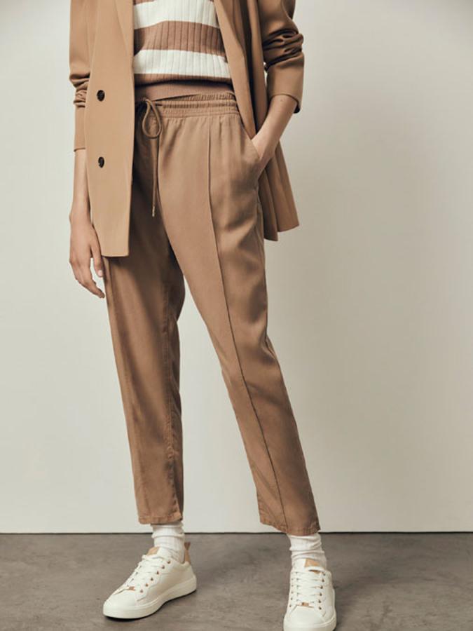 Disponible en varios colores, este pantalón jogger fluido de tiro medio con cintura elástica tiene un precio de 14,99 euros.