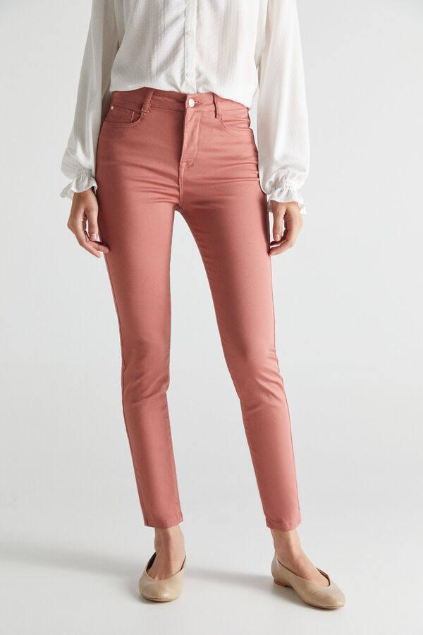 Entre los vaqueros destaca el Sensational Jean, que moldea la figura y reduce hasta una talla. Está disponible en seis colores y su precio es de 49,99 €.