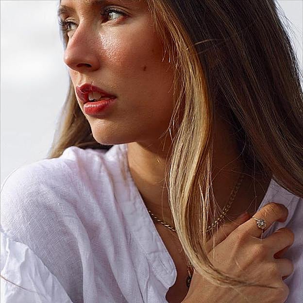 Este bálsamo labial con color y voluminizador que arrasa entre las influencers es perfecto para llevar en el bolso y tener unos labios perfectos y naturales