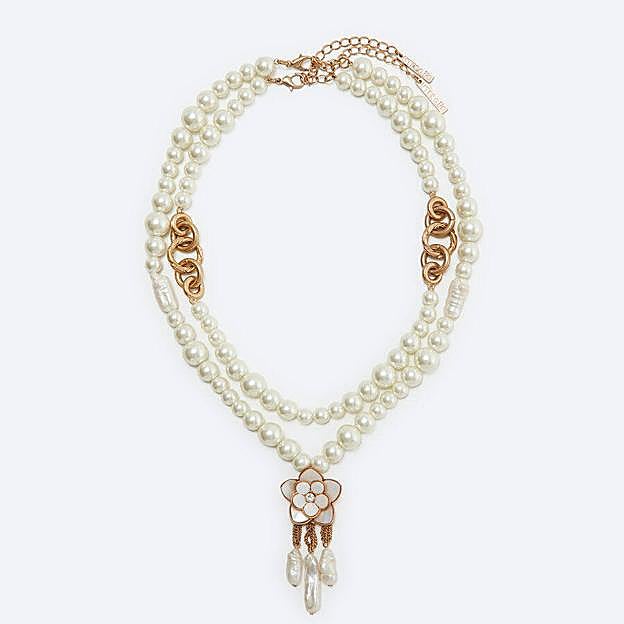 COLLAR DOBLE DE PERLAS FLOR LACADA de Uterqüe