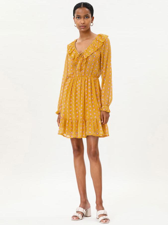 Este vestido corto de manga larga y detalle de volantes cuenta con cintura elástica y goma en el puño que le da volumen a la manga. Tiene un precio de 15,99 euros.