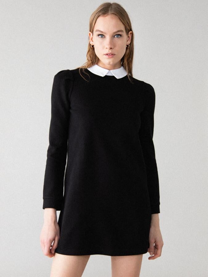 Disponible en negro, marrón o gris, este vestido corto de manga larga y cuello bobo tiene un precio de 12,99 euros.