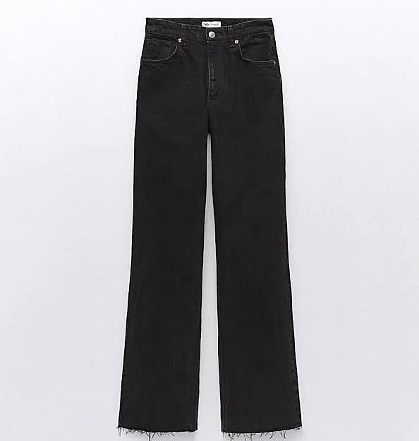 Jeans wide leg con bajo descosido en negro, de Zara. 29,95 euros