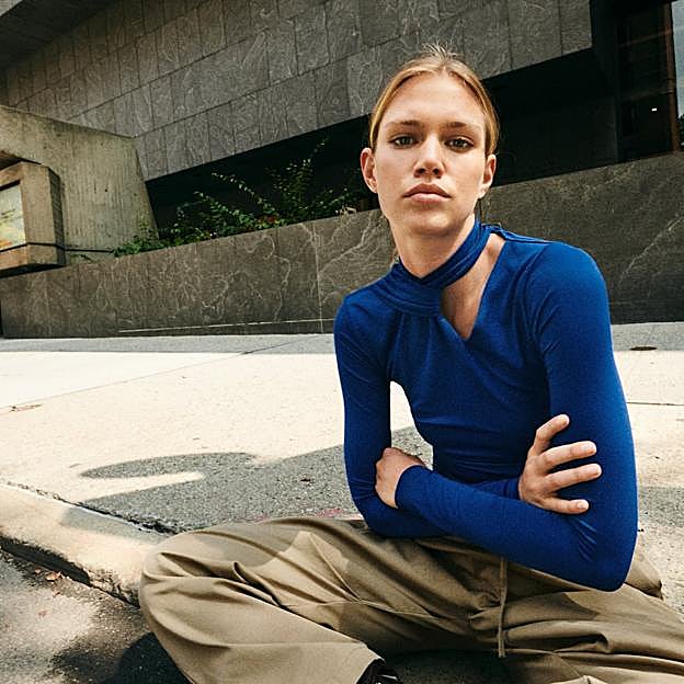 Imagen principal - El azul cobalto es el tono más elegante de la nueva temporada y suma enteros sobre prendas de punto, como los jerséis de alpaca o los vestidos de canalé. Top de manga larga asimétrico de Zara (15,99 euros) Jersey de cuello alto de Zara (29,99 euros). Vestido sin mangas de canalé de Zara (19,99 euros). 