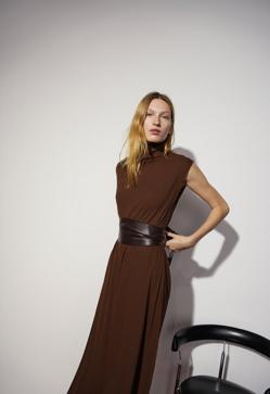 Imagen secundaria 2 - El marrón es el tono más buscado de la temporada y se lleva sobre todo tipo de prendas. Vestido corto drapeado de Zara (39,99 euros). Polo de punto de Zara (12,99 euros). Vestido midi de cuello alto de Zara (25,99 euros)
